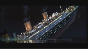 Kapal Titanic Mulai Tenggelam